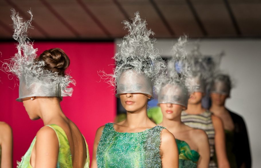 Estilismos de Francisco de la Torre sobre la pasarela del Salón Monográfico de la Boda, Moda y Complementos de Córdoba CYMODA 2011. Estilismos de Francisco de la Torre sobre la pasarela del Salón Monográfico de la Boda, Moda y Complementos de Córdoba CYMODA 2011.